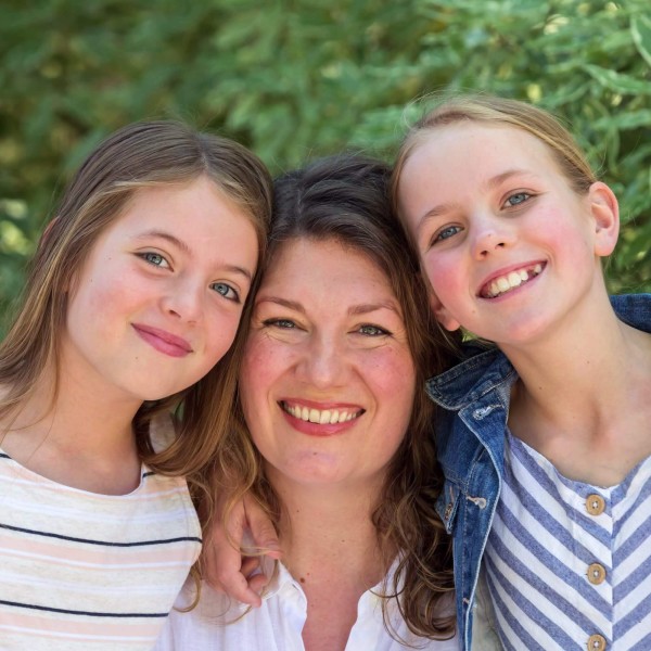 Alice and Edie smiling with their mum Kate